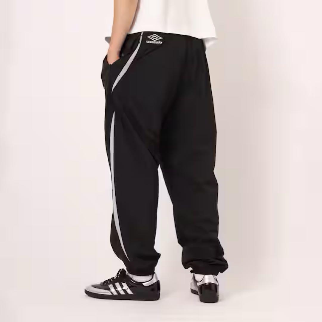 ATOMS サイドストライプ 黒パンツ　トラックパンツ