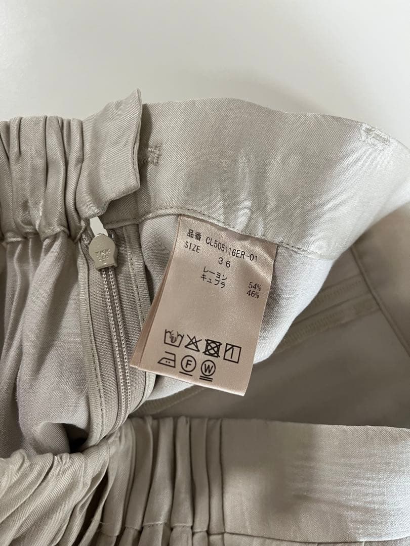 Curensology サテンタックパンツ　エクリュ　36 2025AW