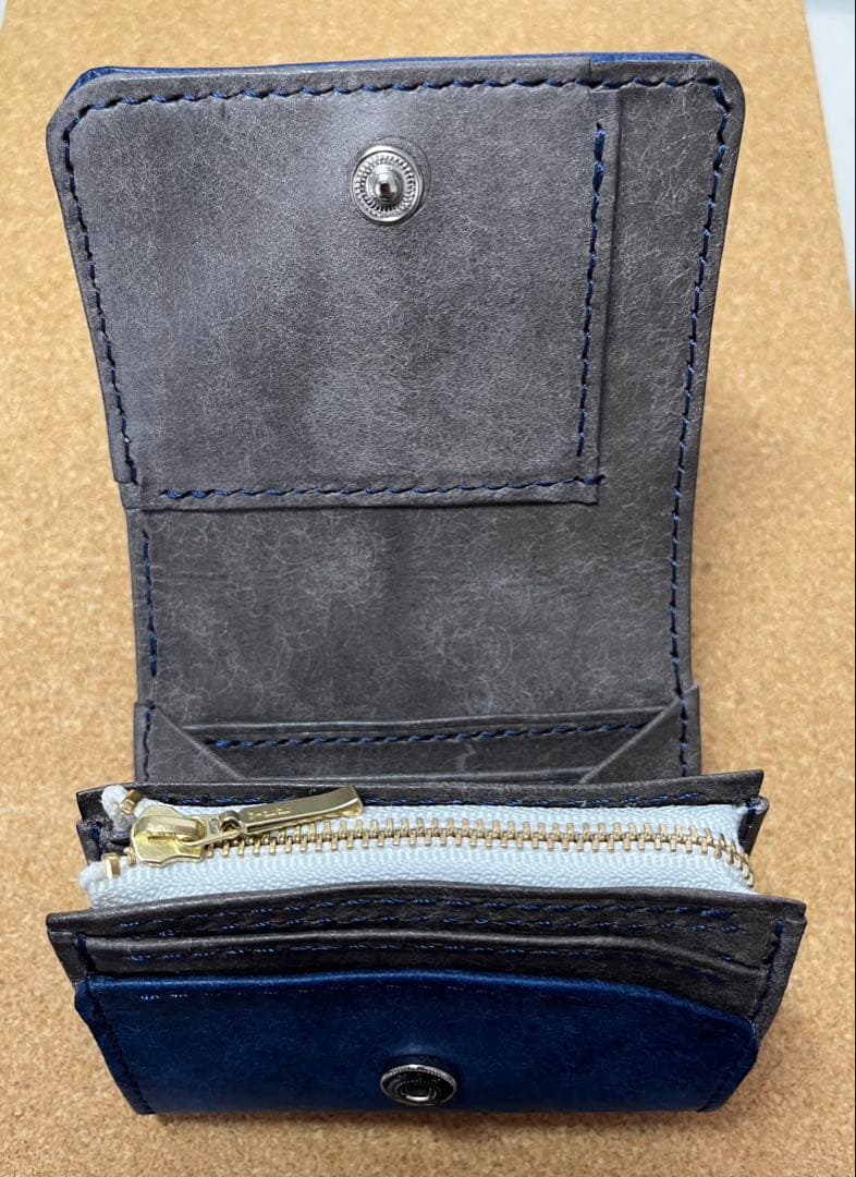 コンパクト二つ折り財布