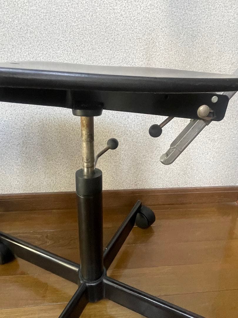 KEVI ブラック 回転式デスクチェア