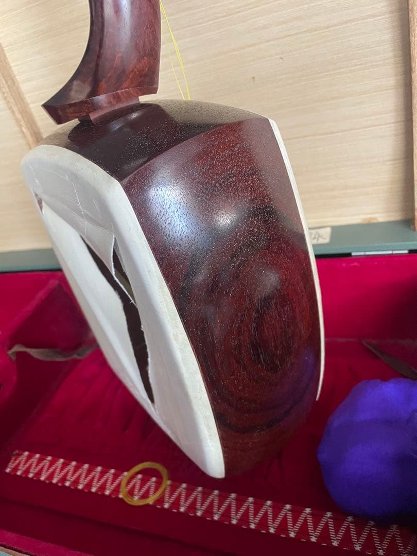 三味線 紅木子持綾杉金細 二枚溝極上天然素材 バチケース付き　糸巻バチ天然素材