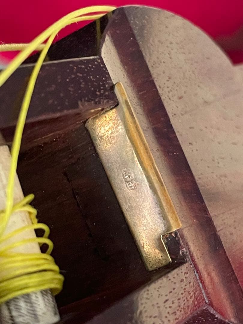 三味線 紅木子持綾杉金細 二枚溝極上天然素材 バチケース付き　糸巻バチ天然素材