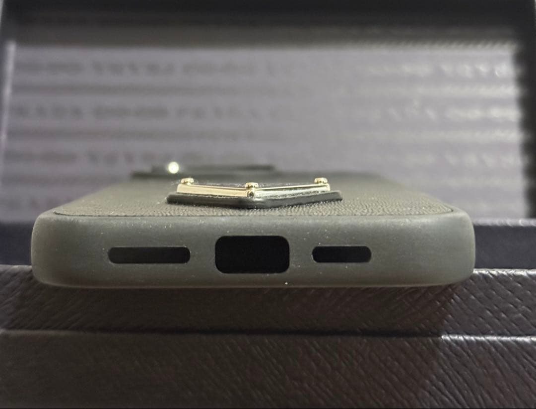 聖　PRADA iPhone16pro max用ケース