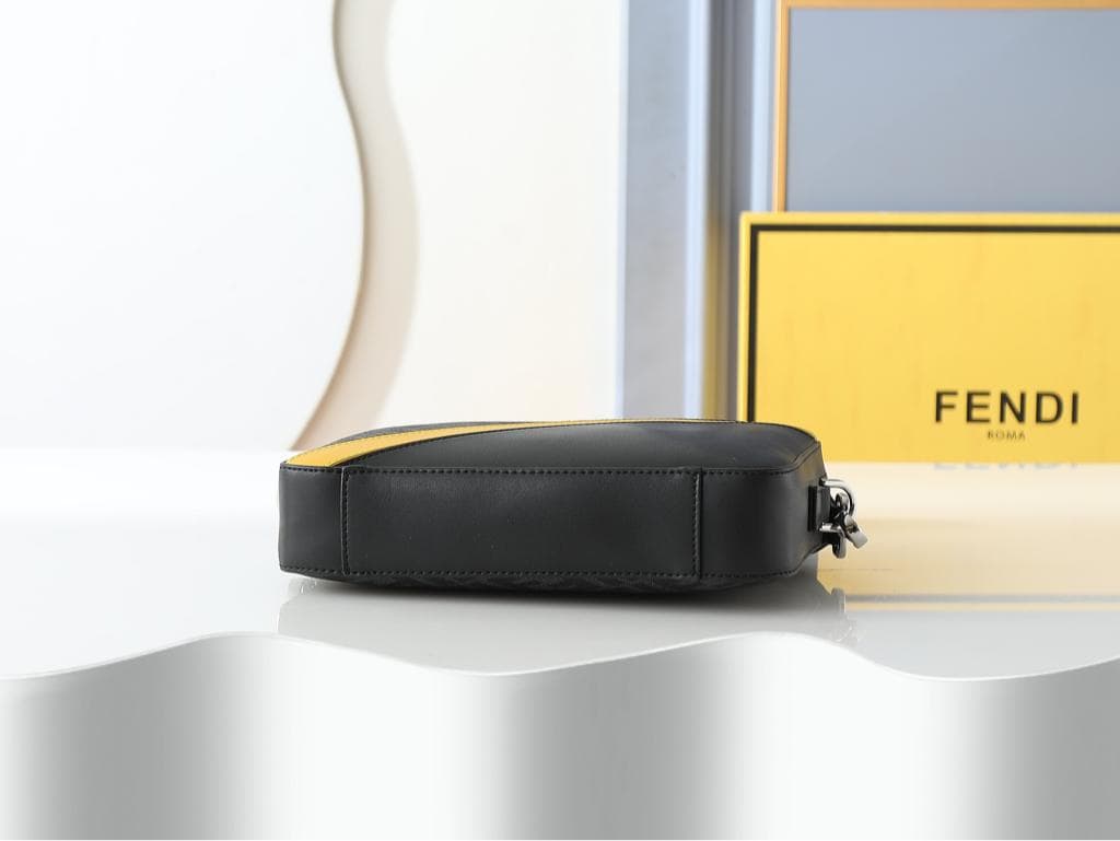 極美品✨ノベルティ　ショルダーバッグ　ブラック　レザー