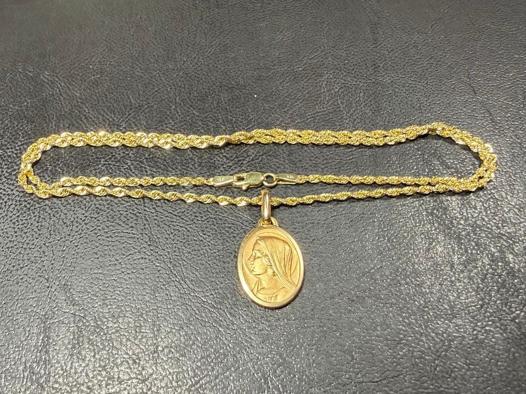 10Kゴールド ネックレス 女性の横顔