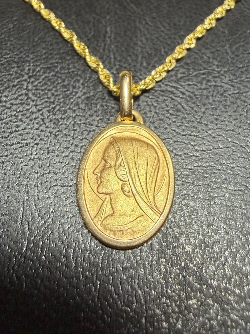 10Kゴールド ネックレス 女性の横顔