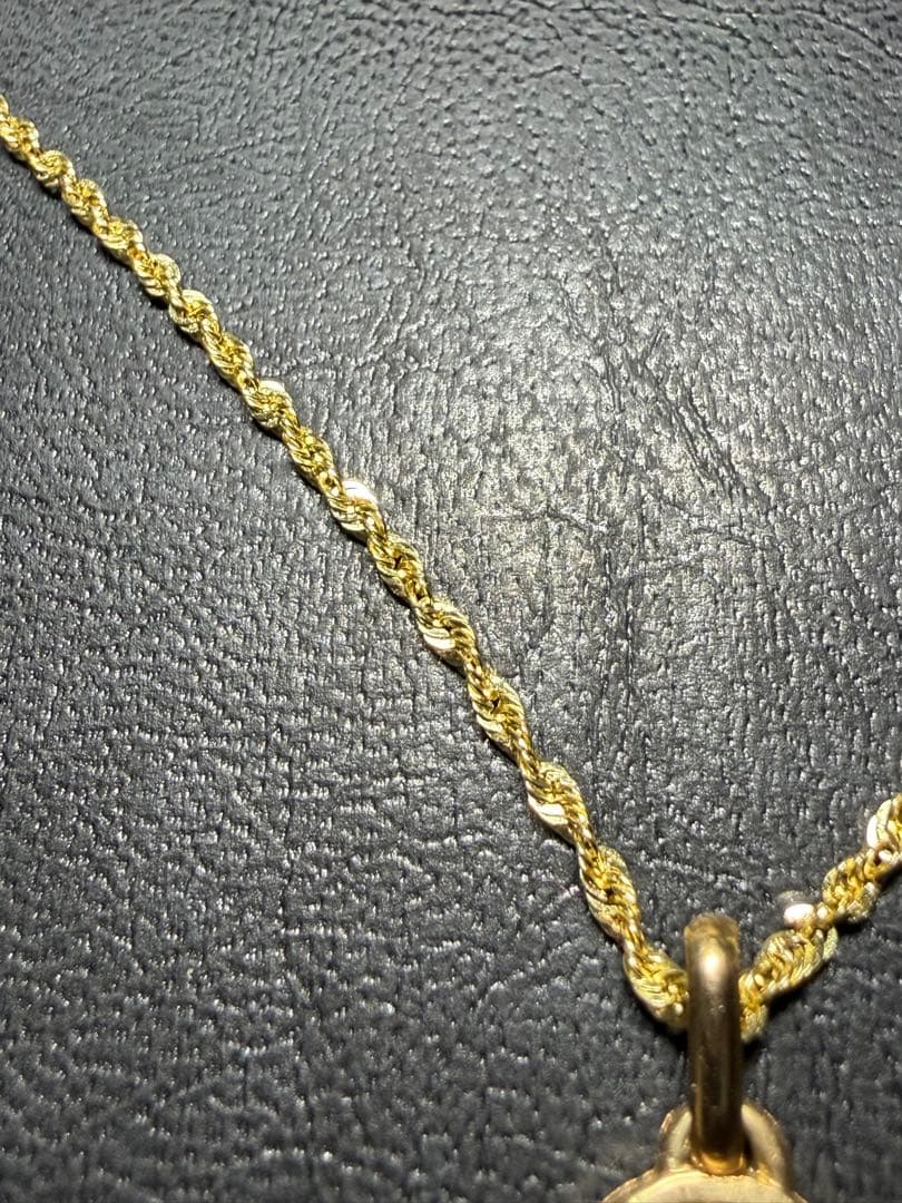 10Kゴールド ネックレス 女性の横顔