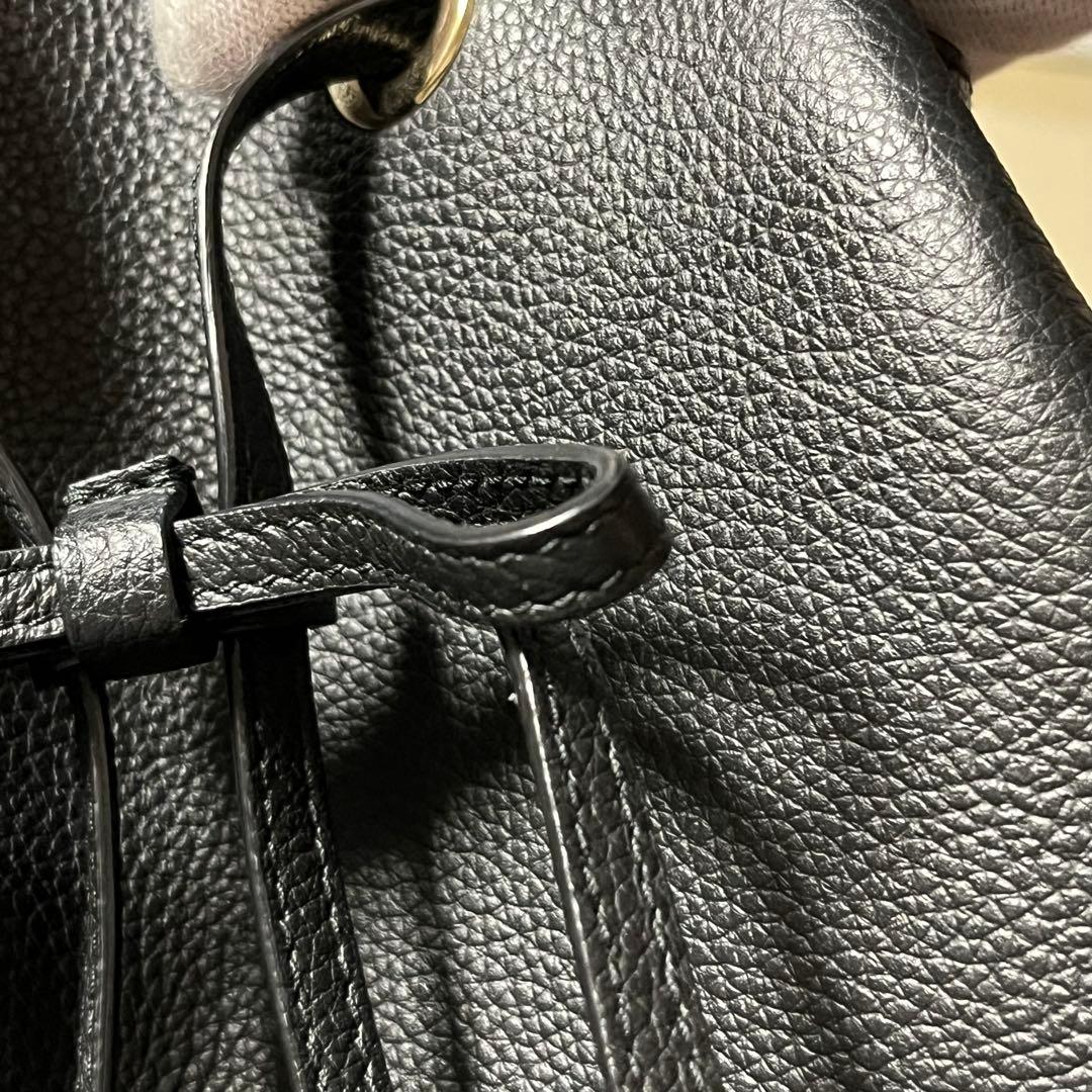 未使用級✨フルラ コスタンザ 巾着バッグ ショルダーストラップ付き レザー 黒