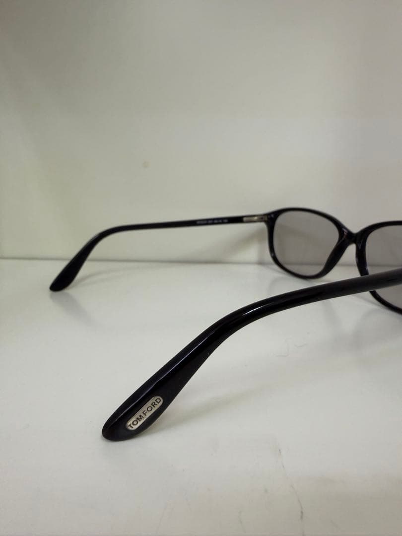 TOM FORD TF5316 001 ブラック グレーレンズ サングラス