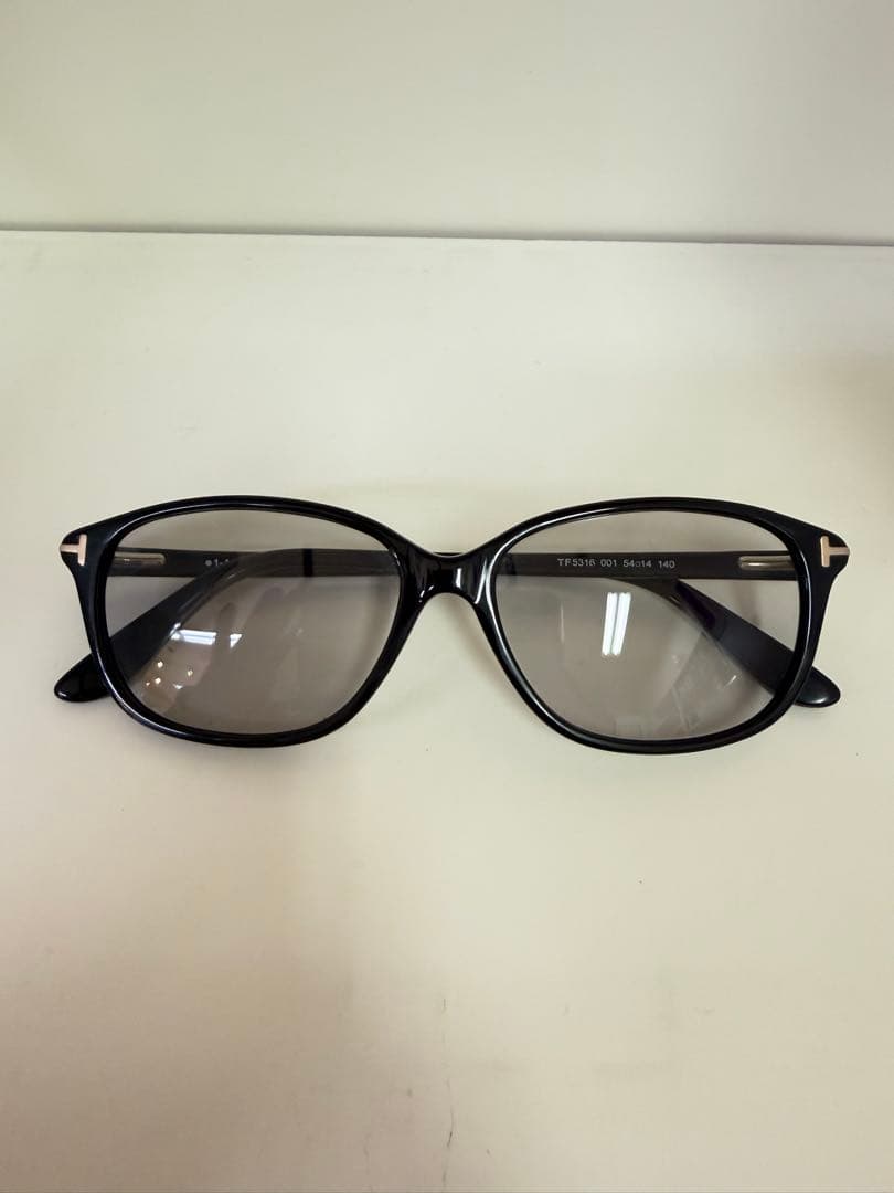 TOM FORD TF5316 001 ブラック グレーレンズ サングラス