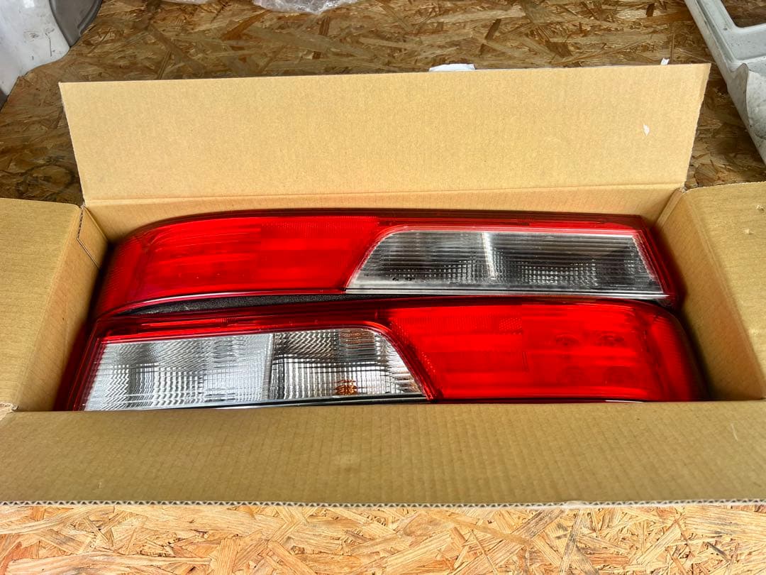 DA17W エブリイ 純正テールランプ