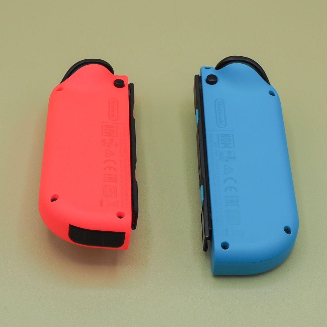 Nintendo Switch 本体と、USBハブスタンド、無線コントローラー