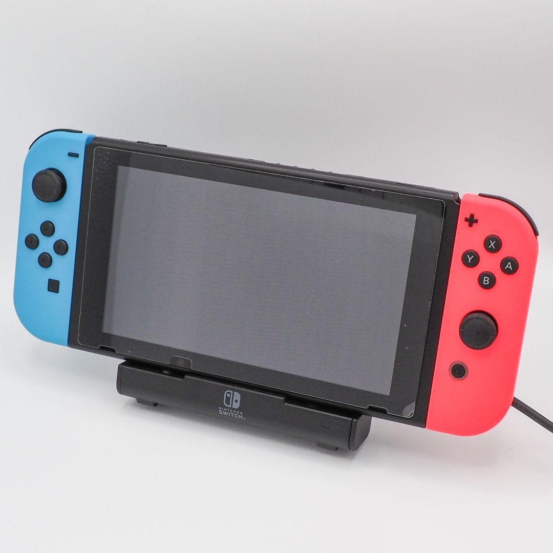 Nintendo Switch 本体と、USBハブスタンド、無線コントローラー