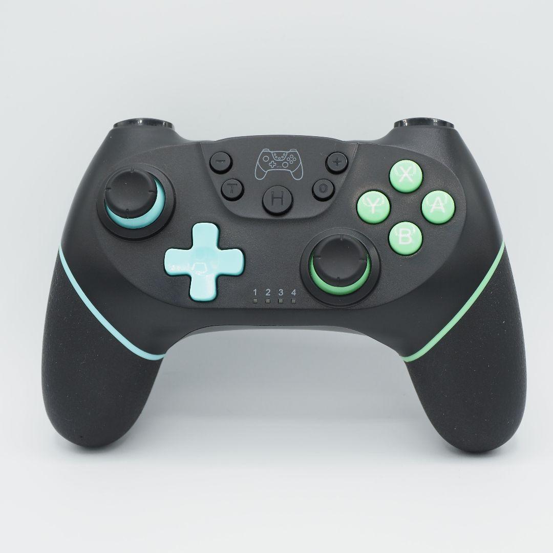 Nintendo Switch 本体と、USBハブスタンド、無線コントローラー