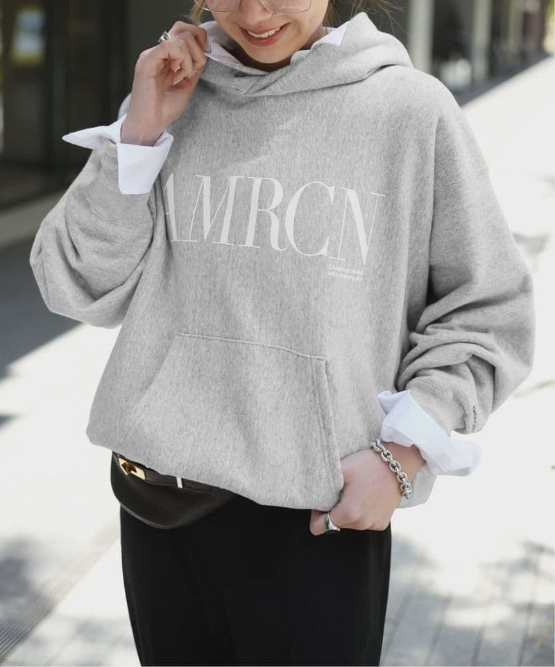 ドゥーズィエムクラスAMERICANA/アメリカーナAMRCN フーディー