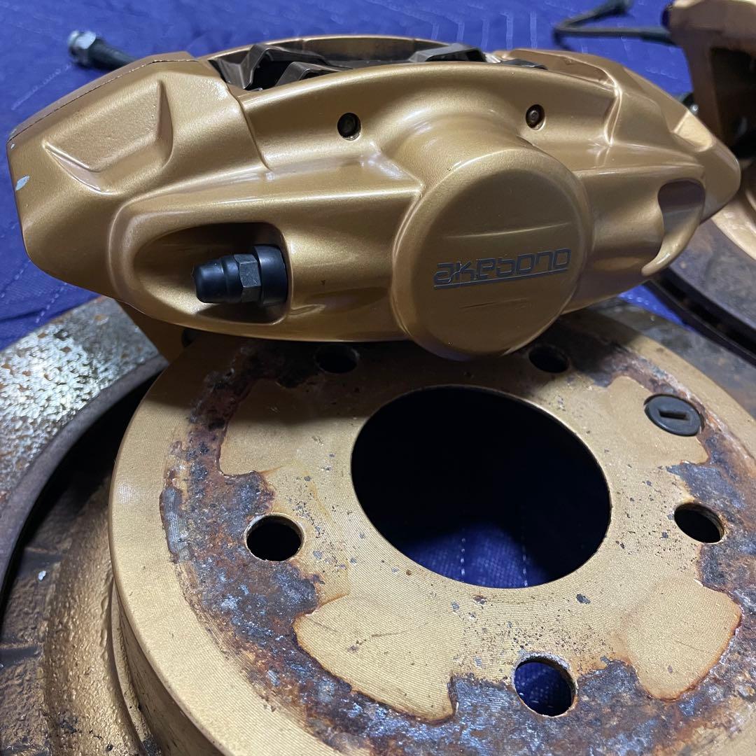 だ*ま様 Y51,V36,アケボノリアブレーキキャリパーとスロット付きリアロータ