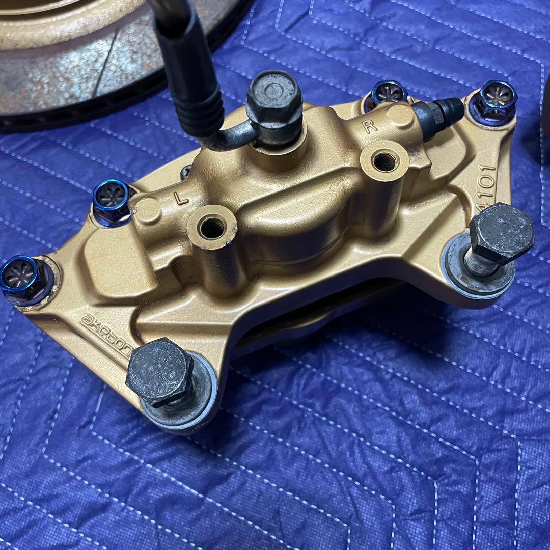 だ*ま様 Y51,V36,アケボノリアブレーキキャリパーとスロット付きリアロータ