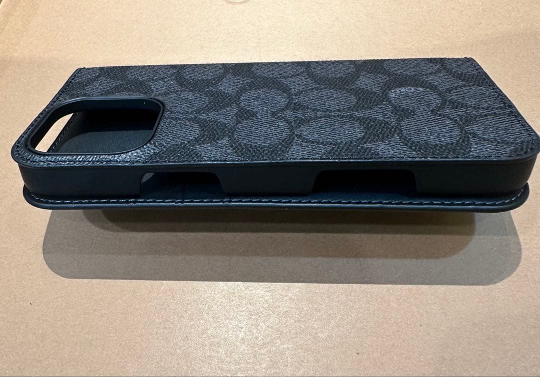 【極美品】COACH ブラックレザー手帳型iPhoneケース　6.7インチ