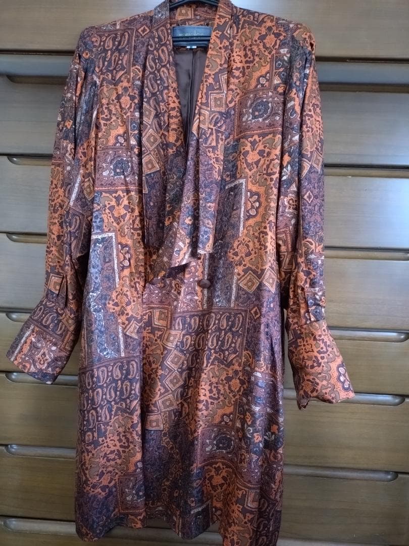 ブラウン系パターン長袖コート