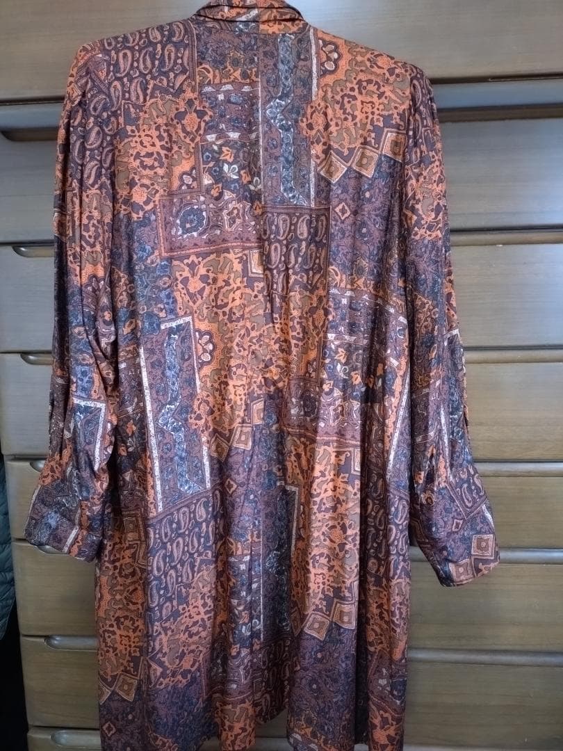 ブラウン系パターン長袖コート