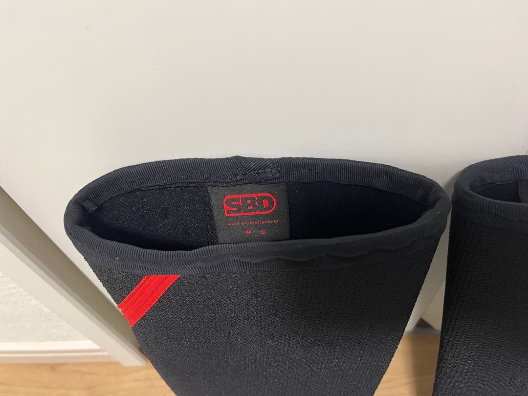 SBD パワーリフティングニースリーブ Mサイズ 黒/赤