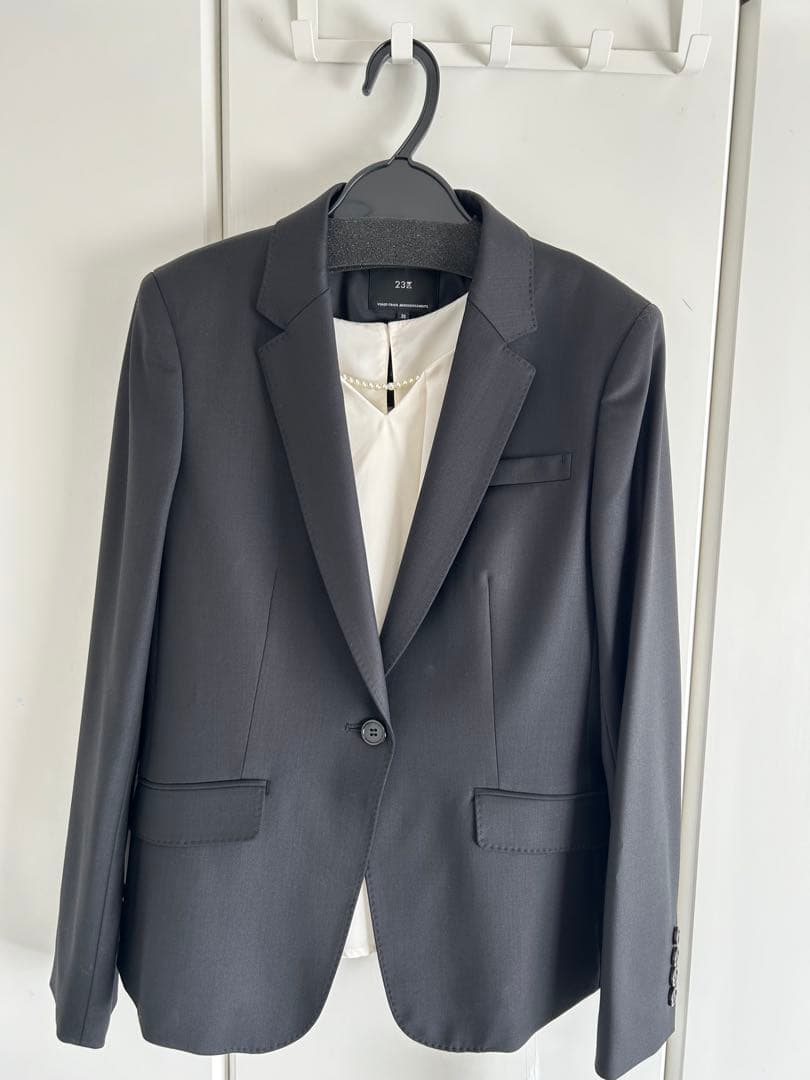 ダークグレー レディーススカートスーツ上下　23区 新品　36号