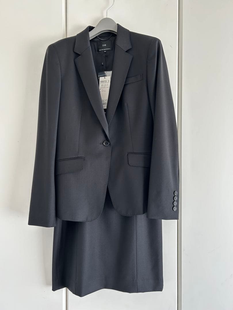 ダークグレー レディーススカートスーツ上下　23区 新品　36号