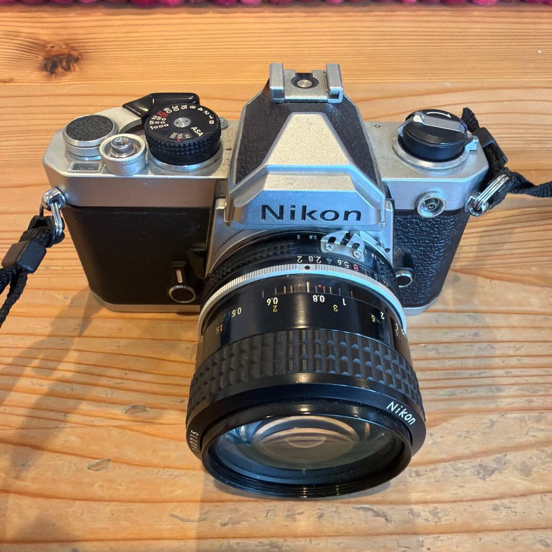 Nikon 一眼レフカメラ 28mm f/2.8レンズ付き
