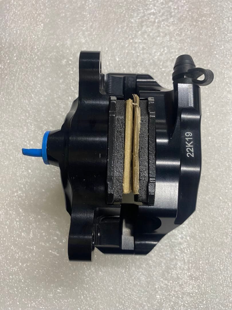 brembo 84mmピッチ　CNCブレーキキャリパー 黒 カニ