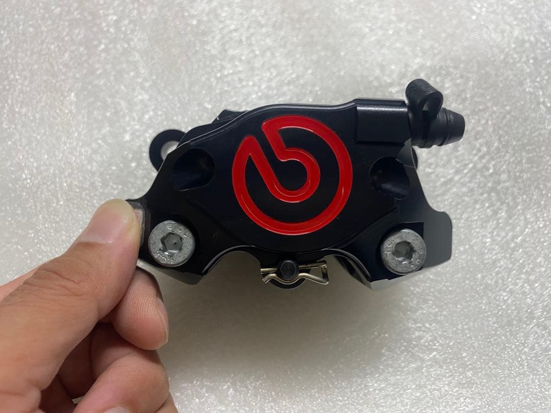 brembo 84mmピッチ　CNCブレーキキャリパー 黒 カニ