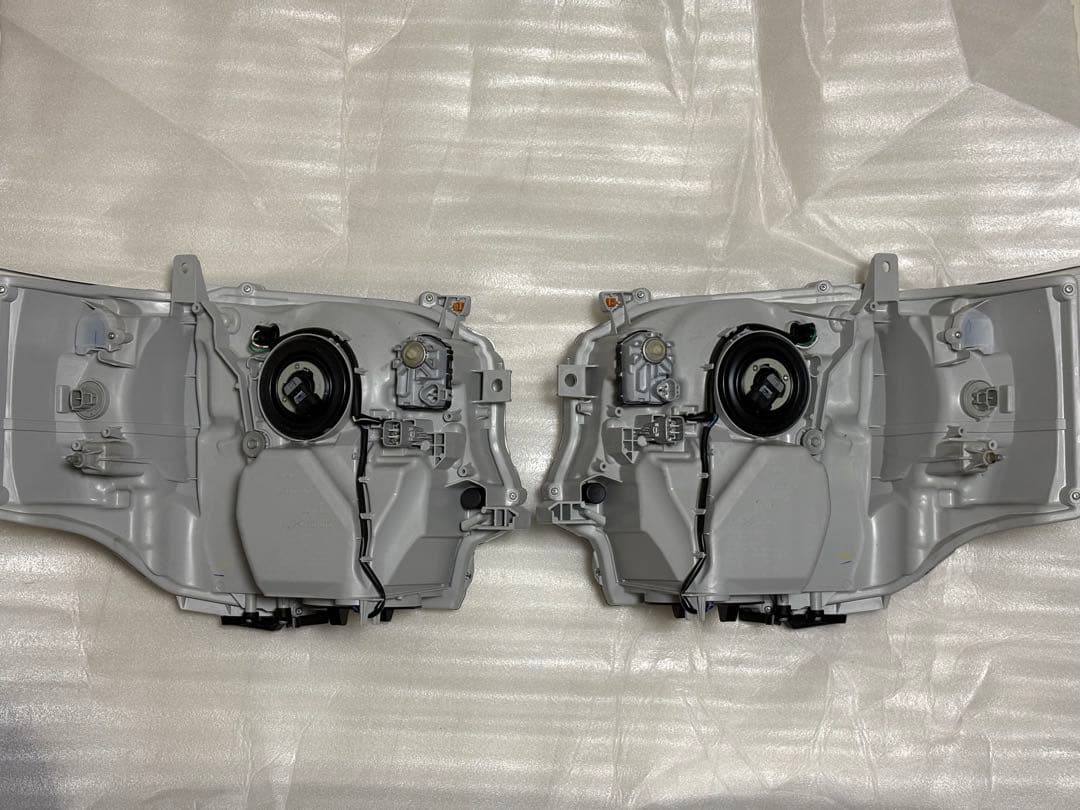 新車外し　トヨタ　ハイエース　HIACE 純正　LEDヘッドライト