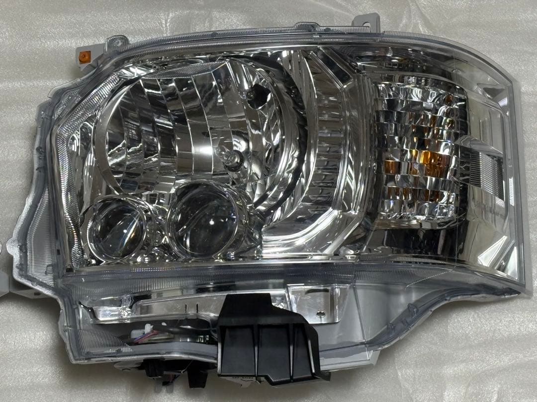 新車外し　トヨタ　ハイエース　HIACE 純正　LEDヘッドライト