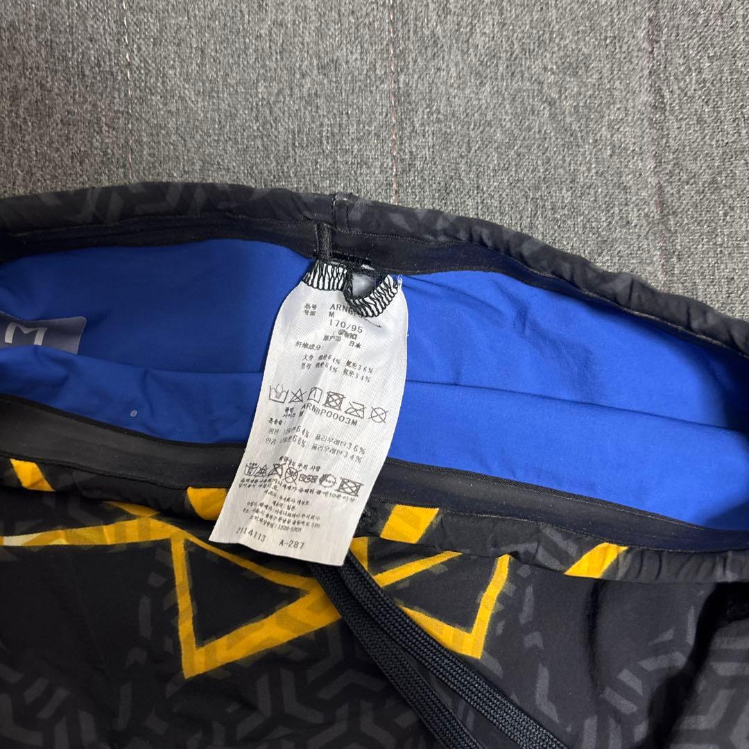 arena 競泳水着 黒/黄 幾何学模様