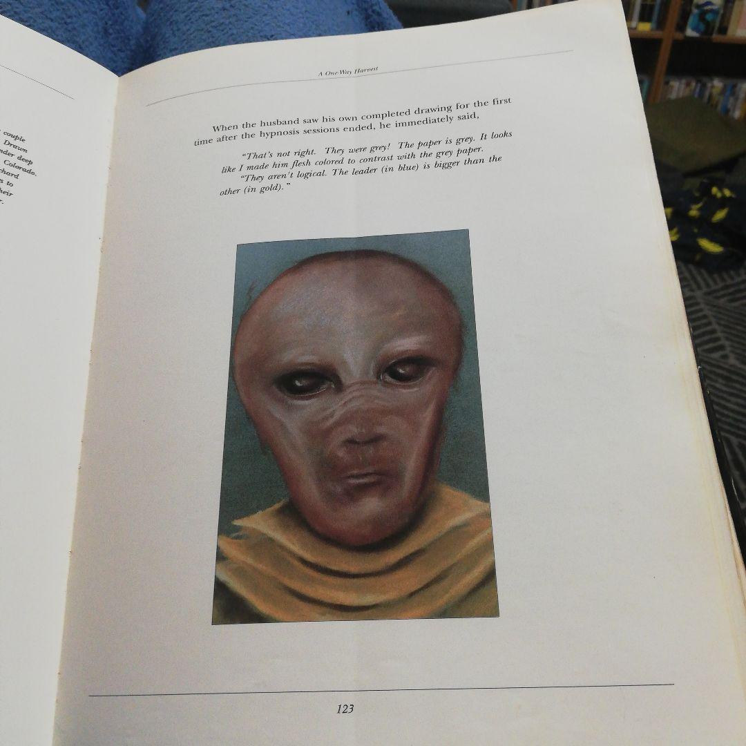 洋書 AN ALIEN HARVEST by Linda Moulton Howe