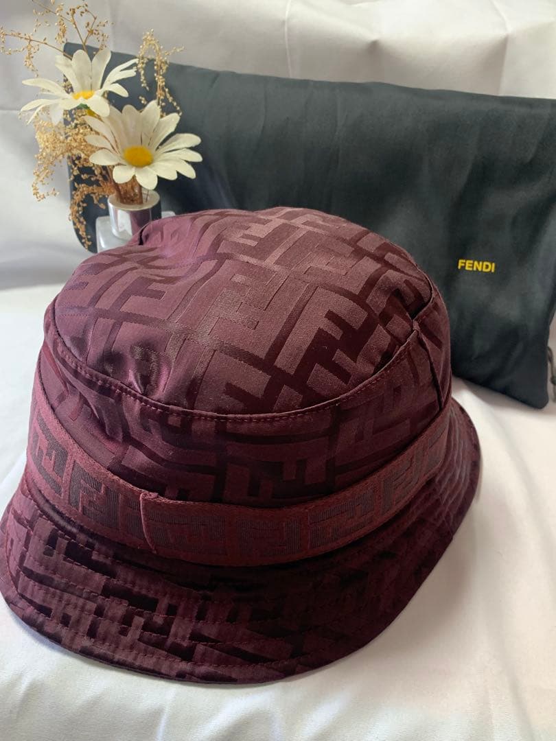 ✨FENDIレディースバケットハット✨秋冬アイコンFF✨清楚なワインレッド
