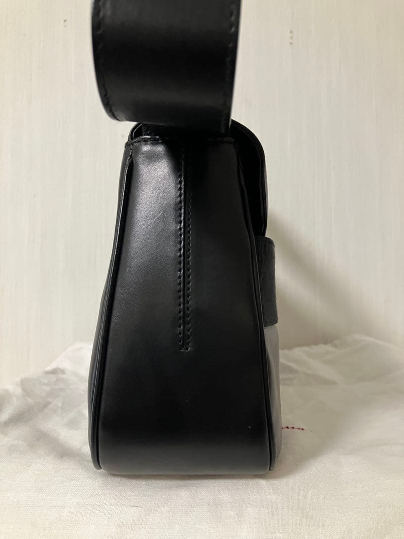 新品未使用　フェラガモ　ショルダーバッグ　AQ-217203