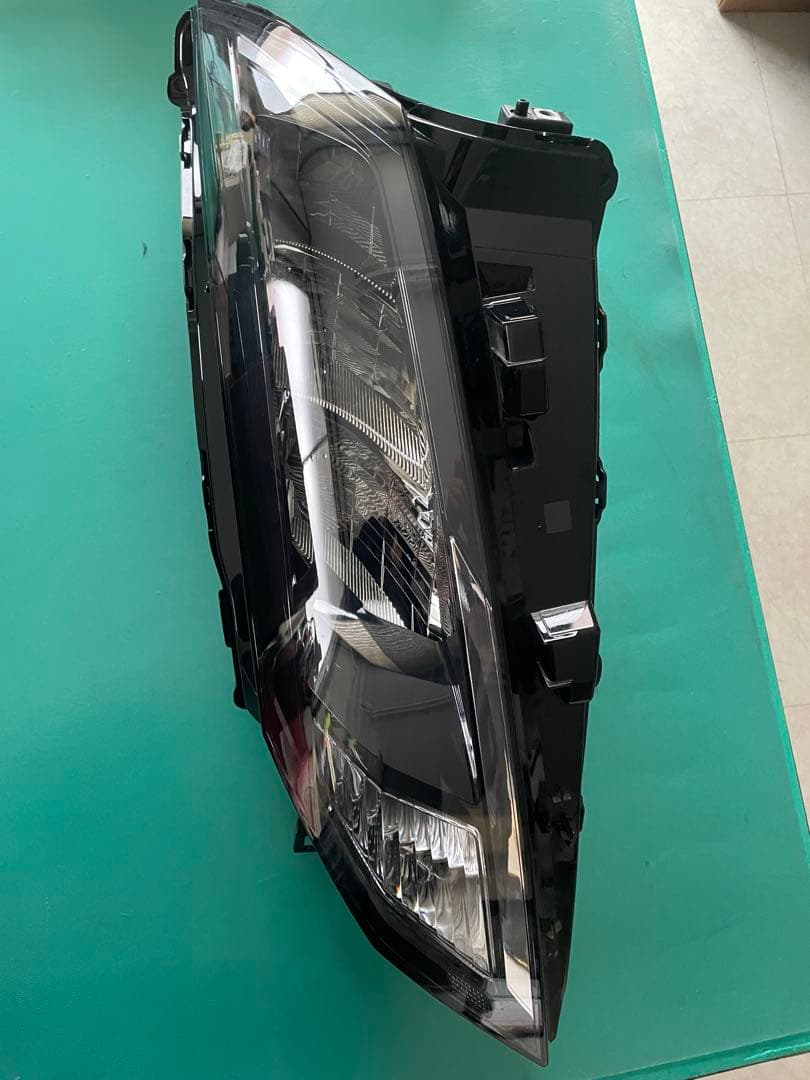 日産ノート　後期型　LED左ヘッドライト