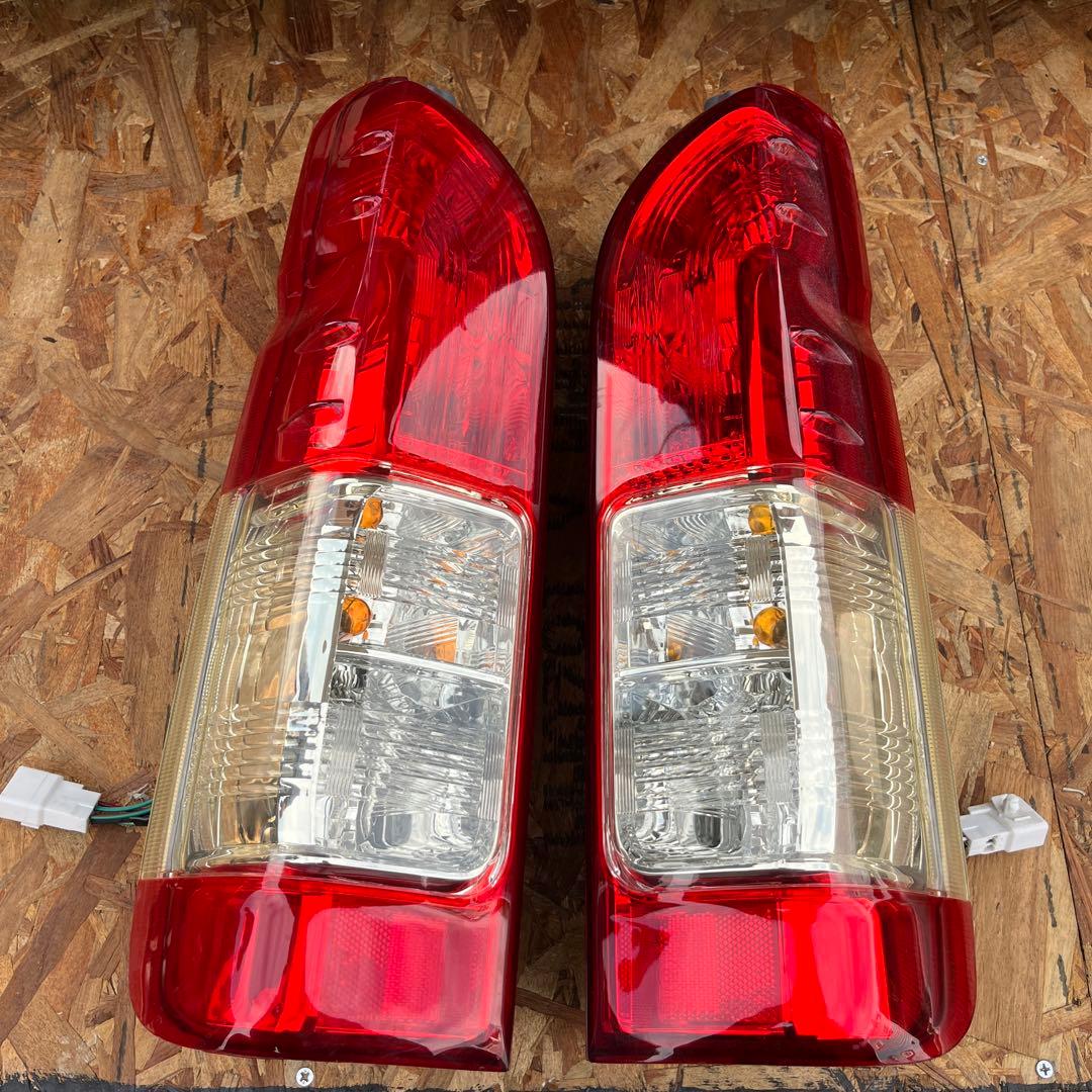 ハイエース　２００系　社外品　テール