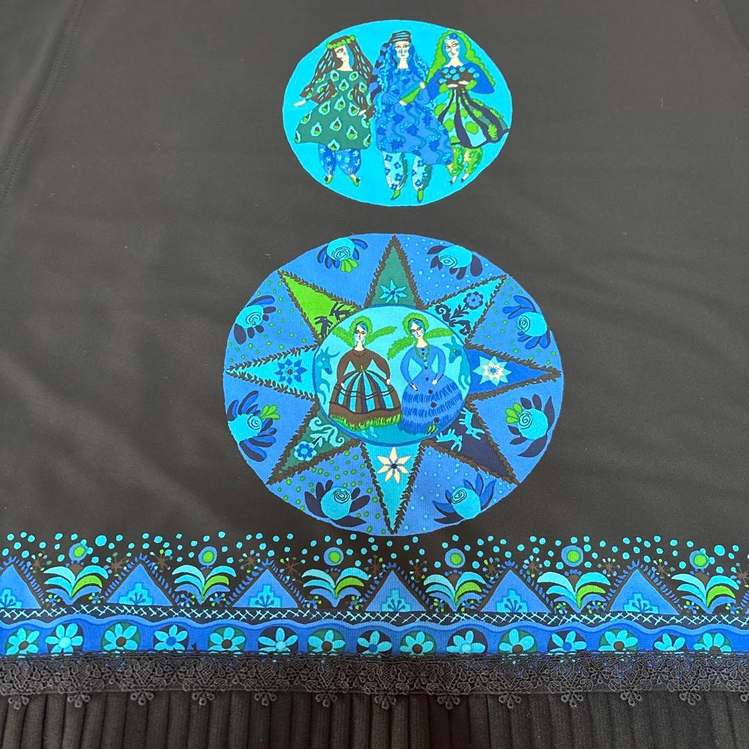 【未使用に近い】✨トクコプルミエヴォル✨黒地鮮やかなブルー系プリントチュニック❣️