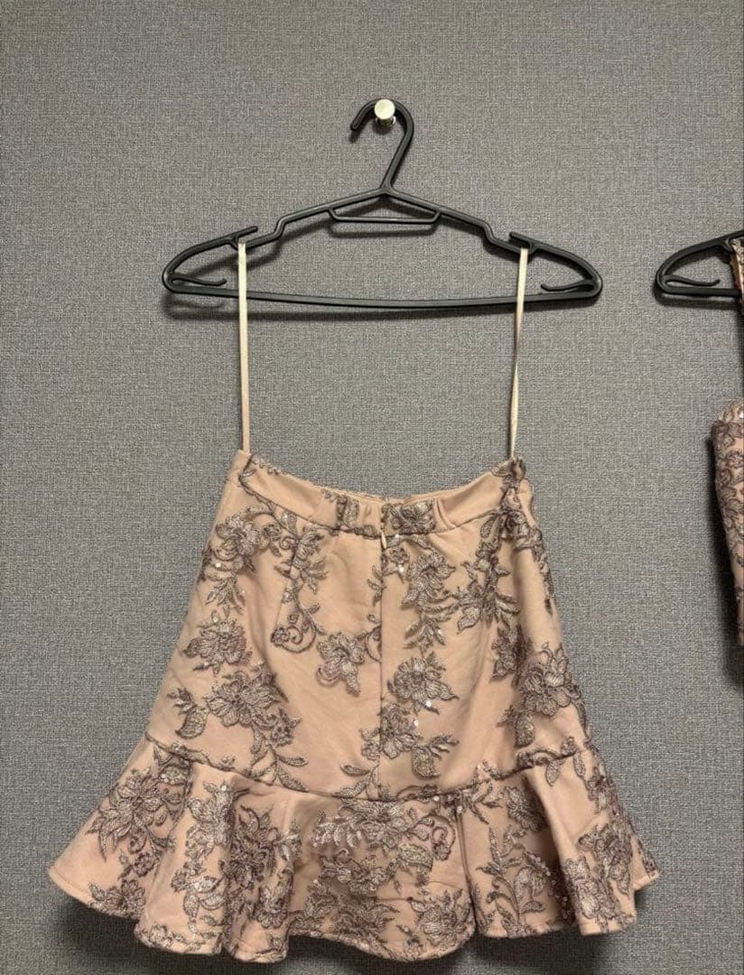 無*㌠様 フリル付きスカートとビジュー付きクロップトップセット