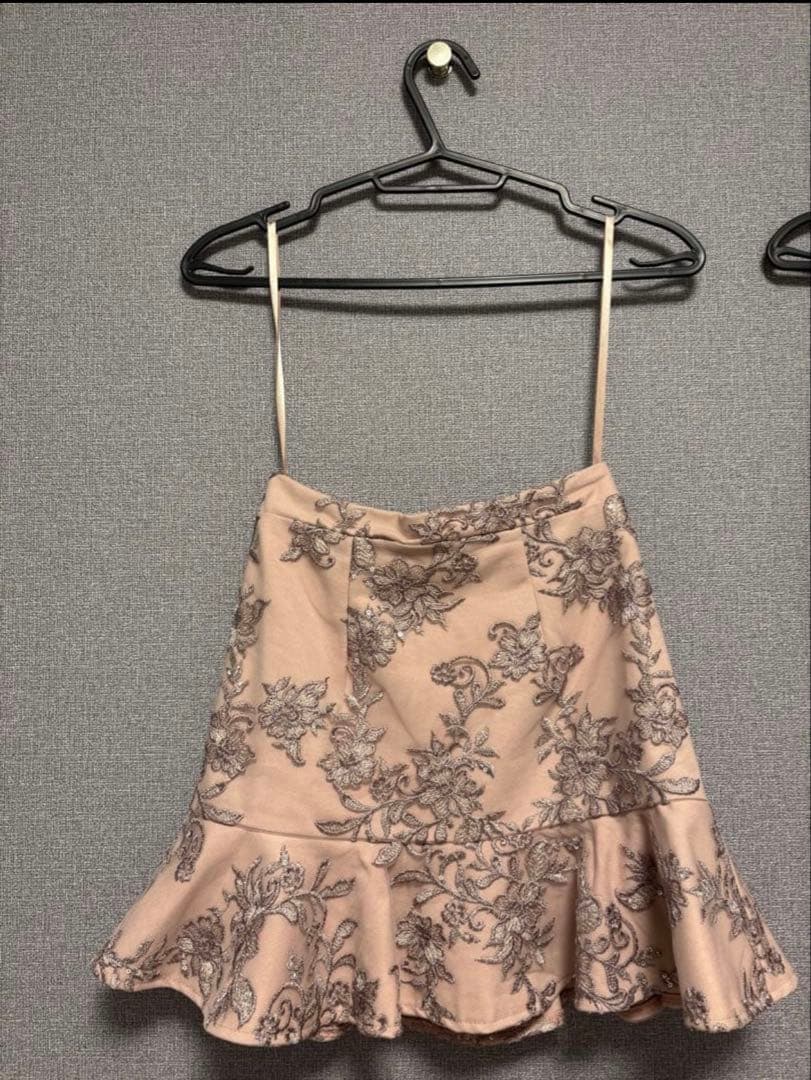 無*㌠様 フリル付きスカートとビジュー付きクロップトップセット
