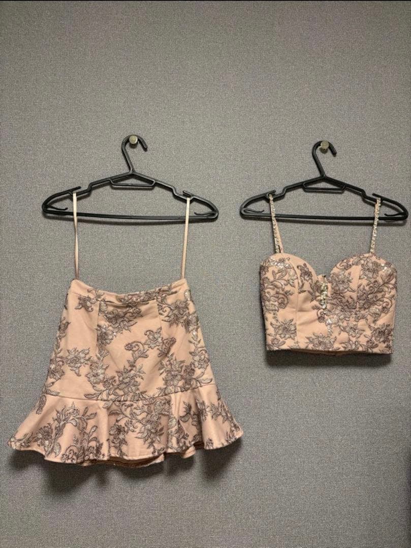 無*㌠様 フリル付きスカートとビジュー付きクロップトップセット