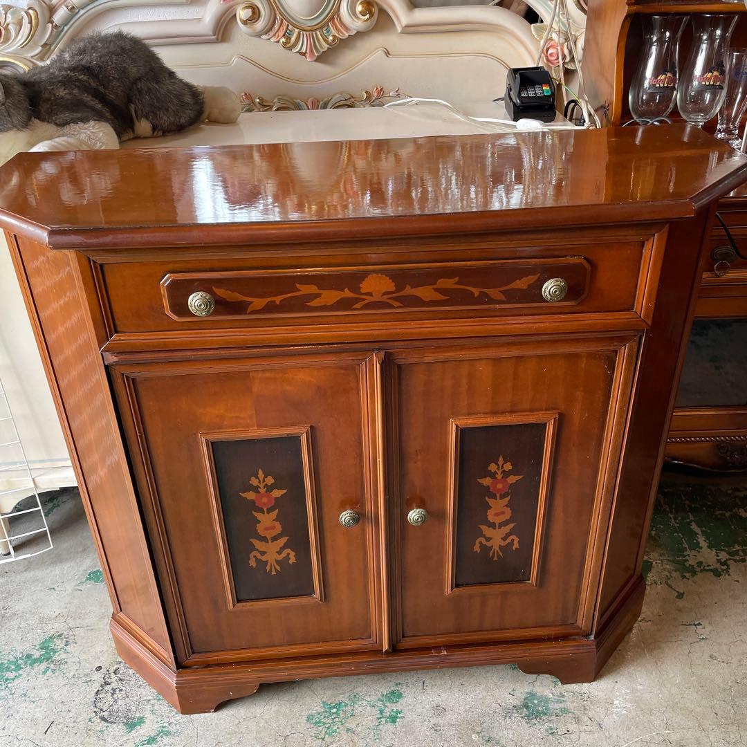 イタリア製・アンティーク象嵌模様の素敵なキャビネット