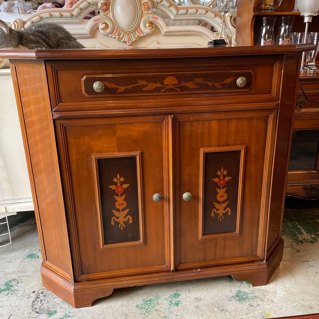 イタリア製・アンティーク象嵌模様の素敵なキャビネット