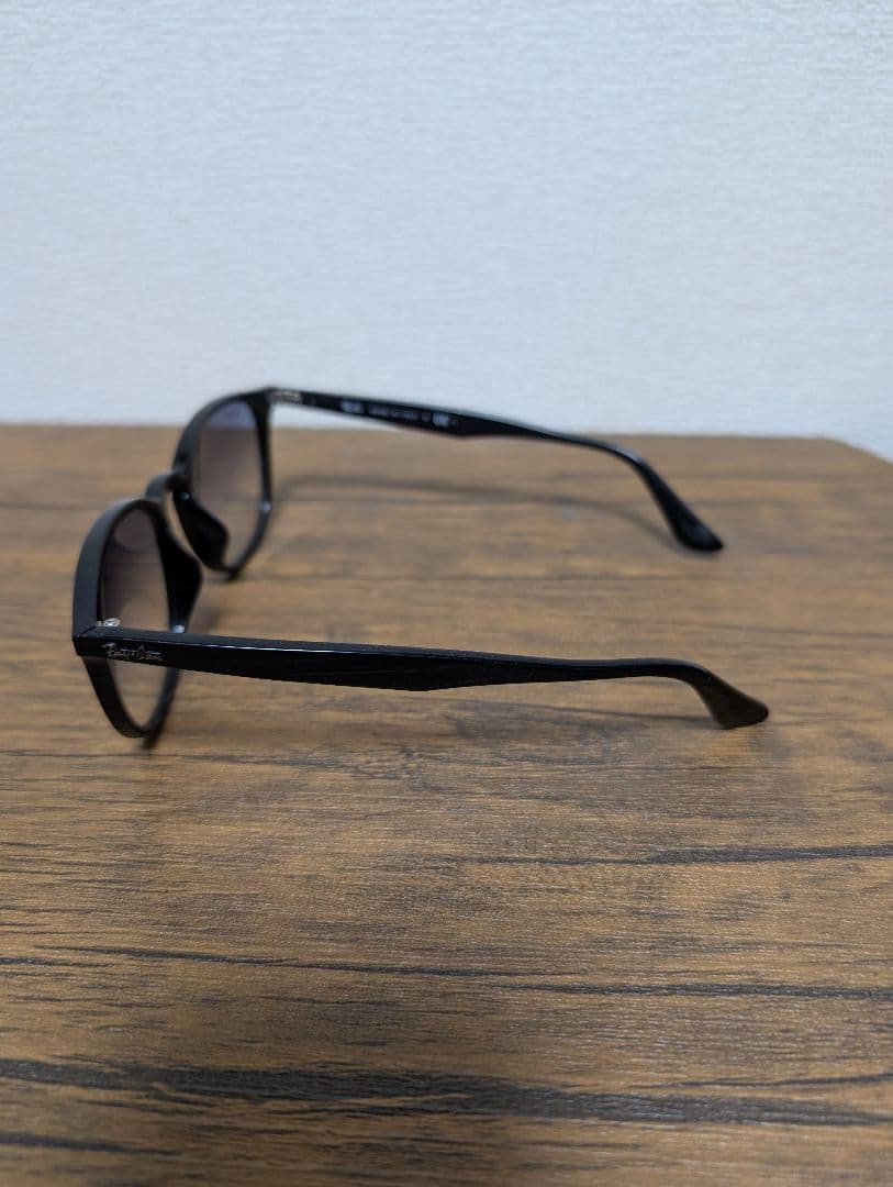 Ray-Ban RB4259F ブラックフレーム ライトグレーサングラス