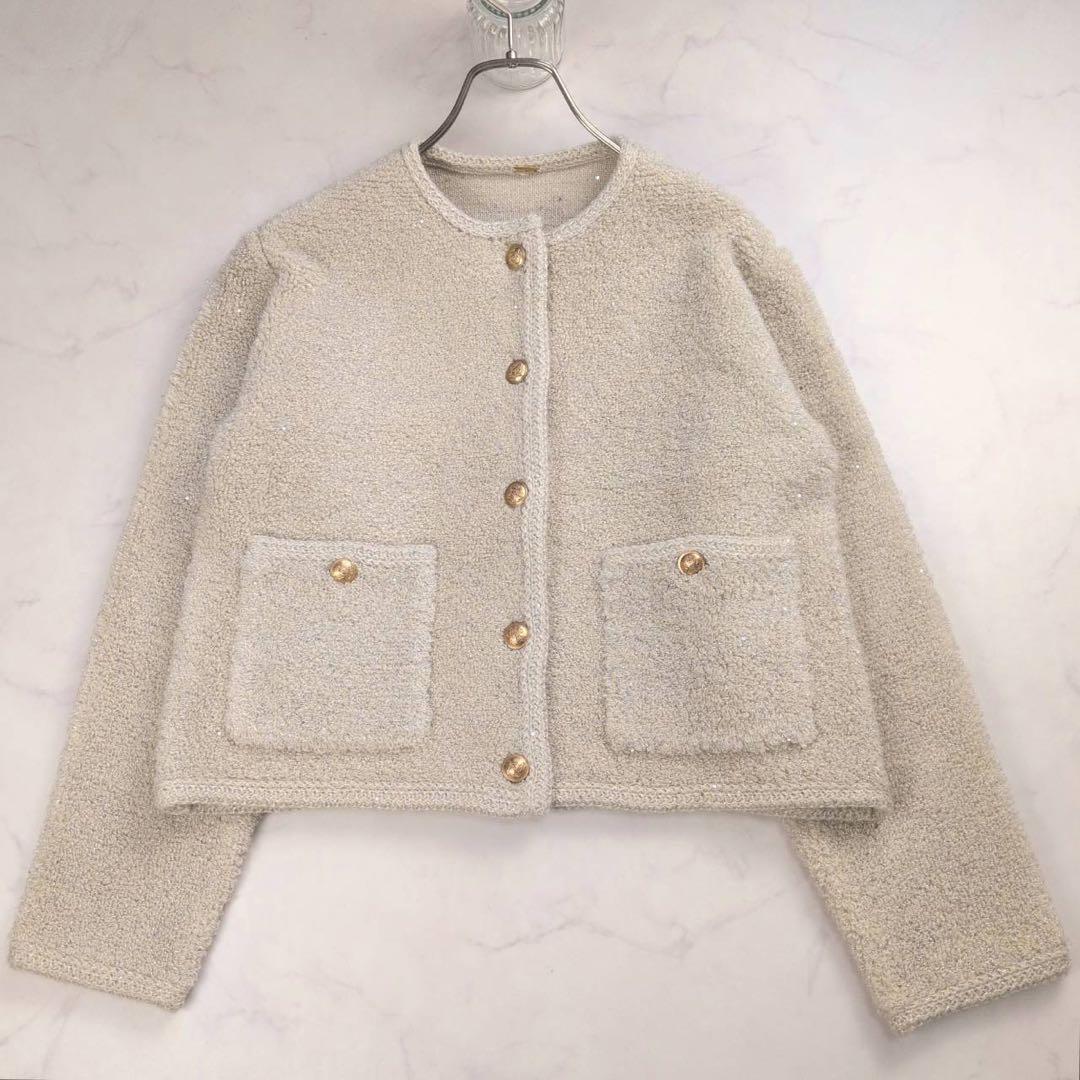 近年✨ ミラオーウェン 金釦ノーカラーコンパクトラメニットジャケット アイボリー