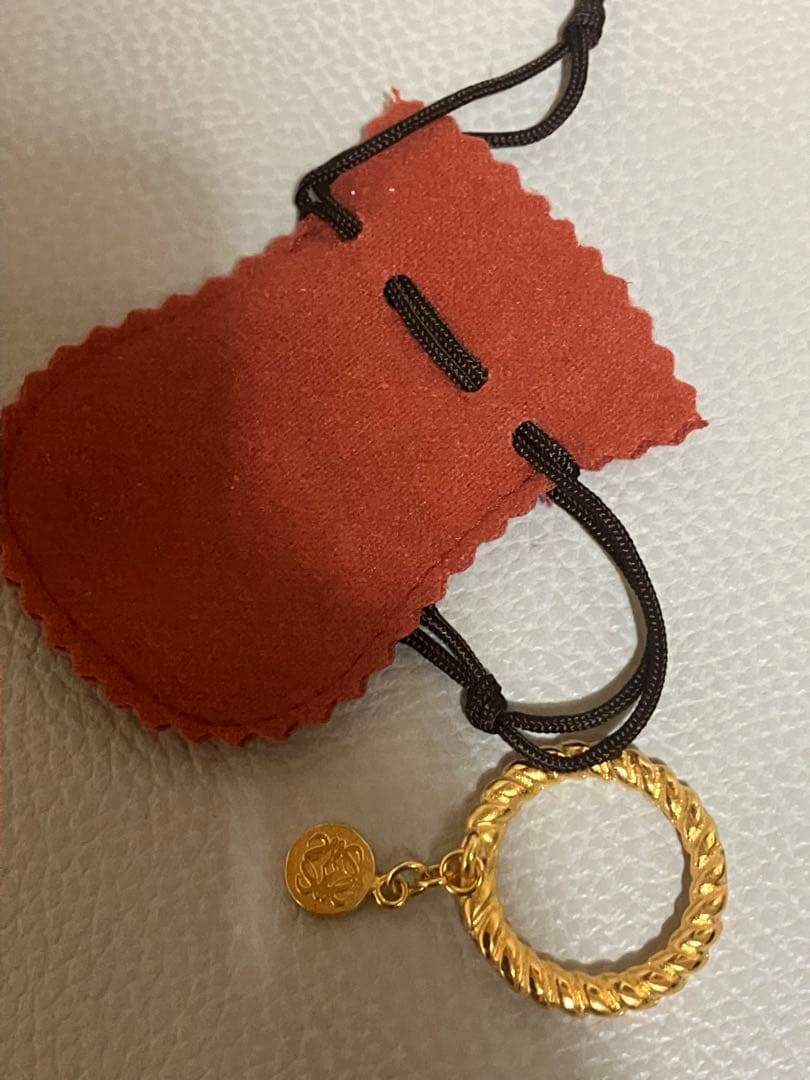 ロエベ　LOEWE スカーフリング。チャームなどにも。