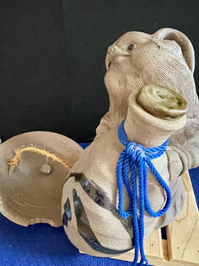 値下げ！【超レア・二六作】狸の酒瓶持ち陶器置物 在落款有 時代物 現品中古