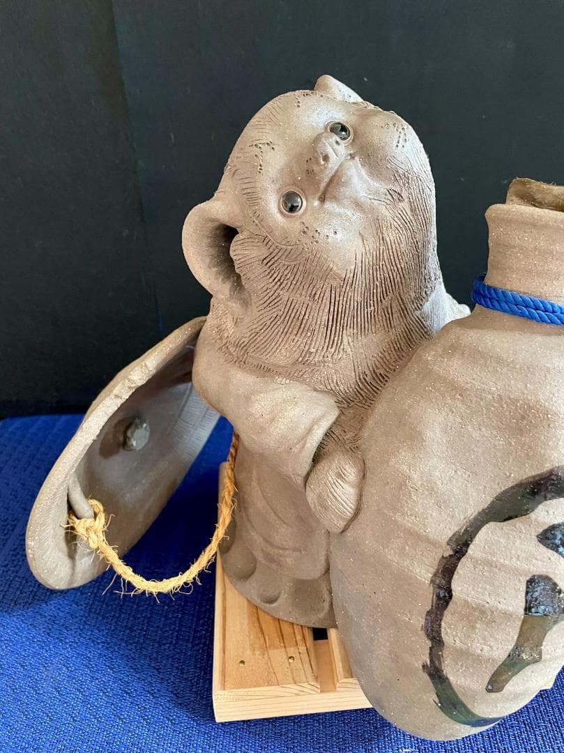 値下げ！【超レア・二六作】狸の酒瓶持ち陶器置物 在落款有 時代物 現品中古