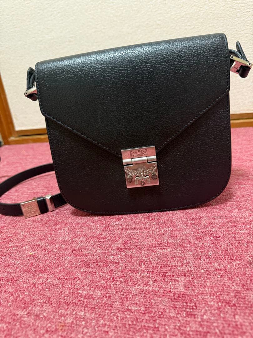 MCM ブラックショルダーバッグ